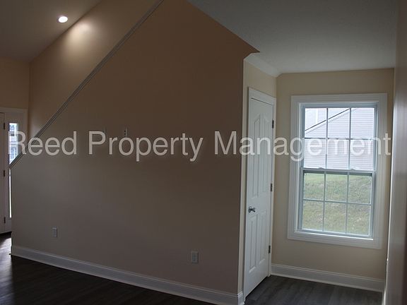 5th image of 495 Pin Oak Dr