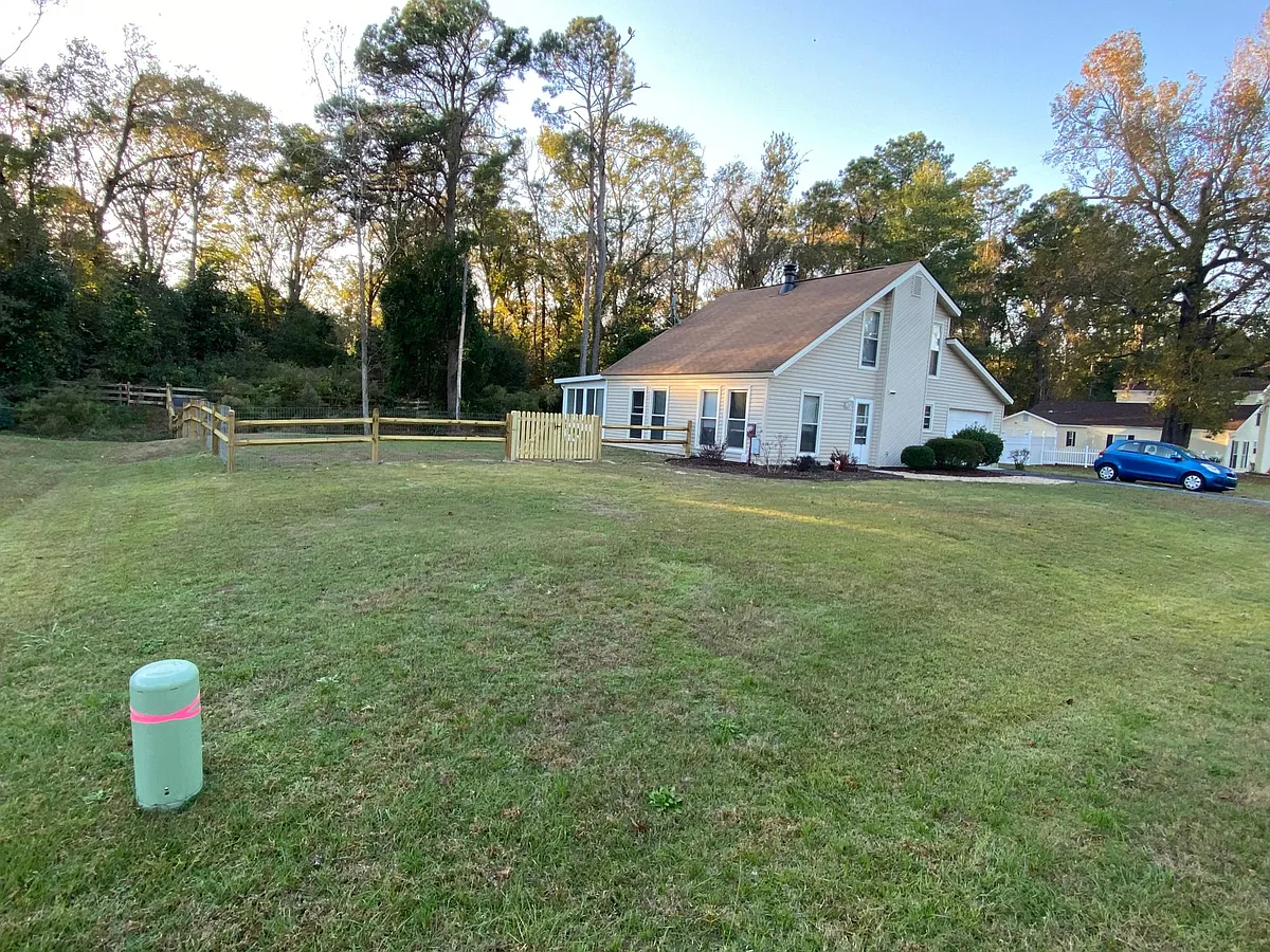 Large front and back yards - 131 Wildwood Dr