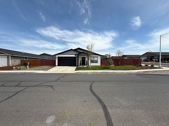 2nd image of 977 SE Strawberry Ln