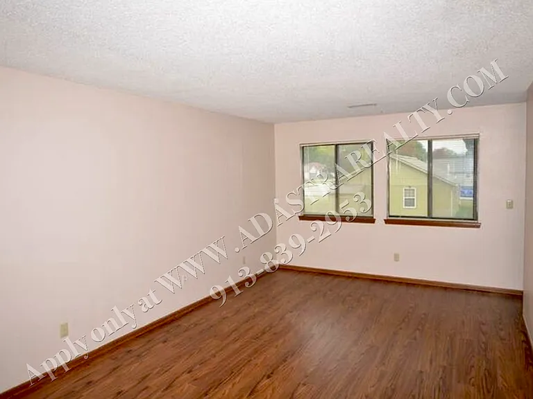 404 Sky Vue Dr, Raymore, MO 64083 — Photo 2