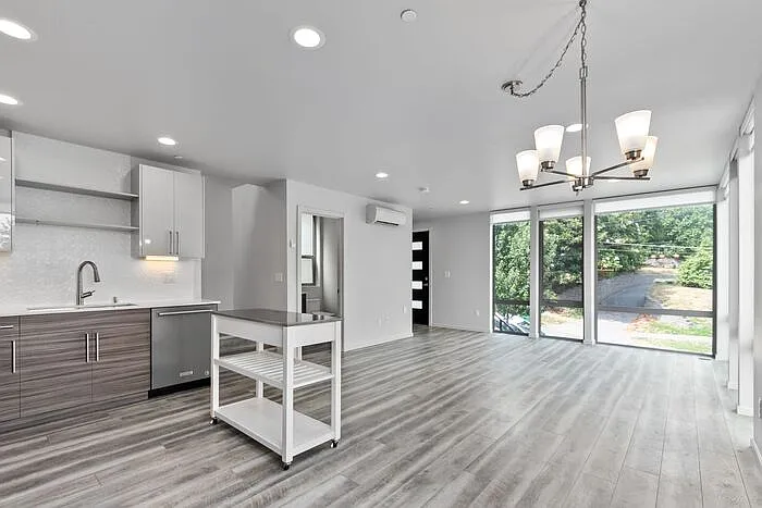 2409 E Thomas St — Photo 15
