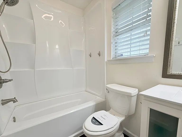 337 NE Sheila Dr — Photo 24