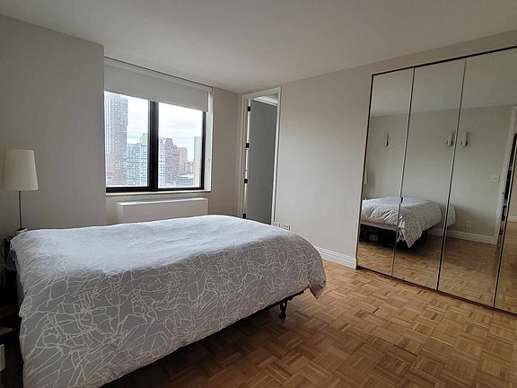 5th image of 161 W 61st St APT 23E