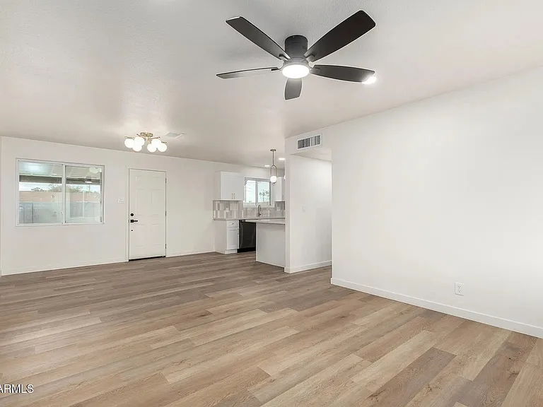 3939 W Harmont Dr — Photo 6