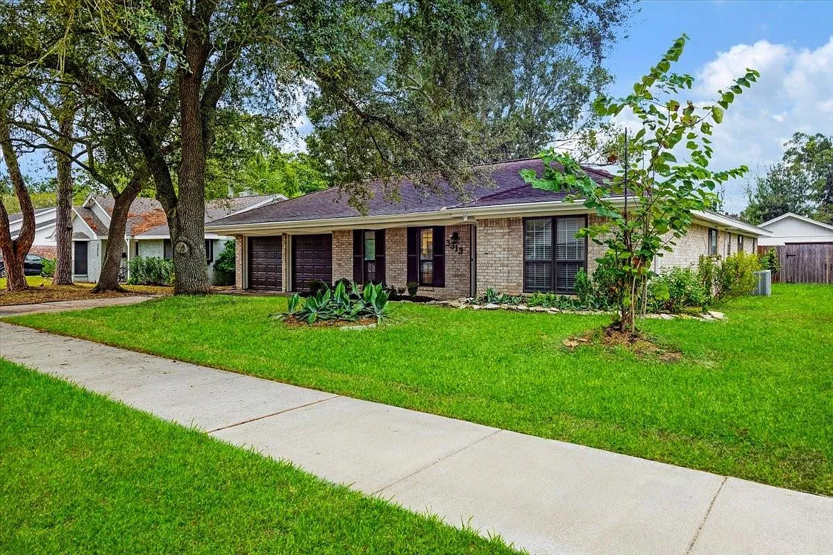 4 bed, 2.0 bath, 1576 sqft, $2,200 — Photo 2