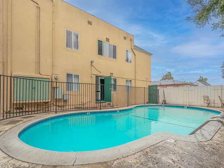 Beverly Blvd Apartments — Photo 21