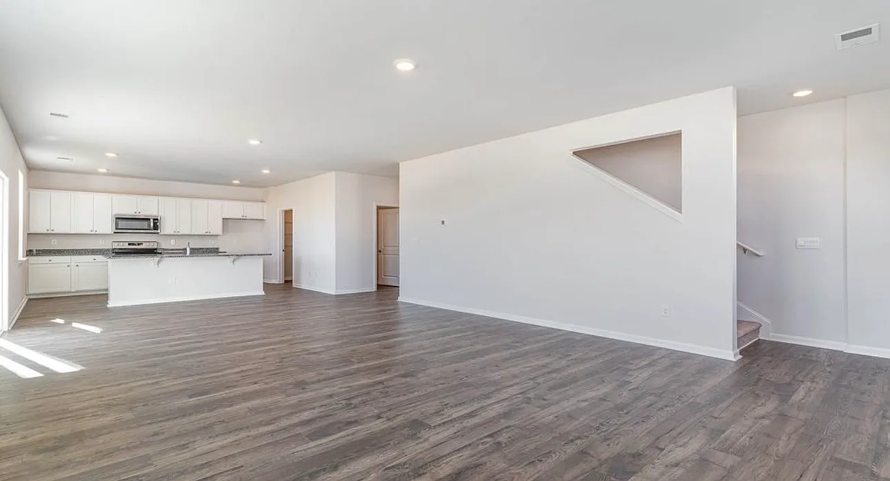 4 bed, 2338 sqft, $2,450 — Photo 3