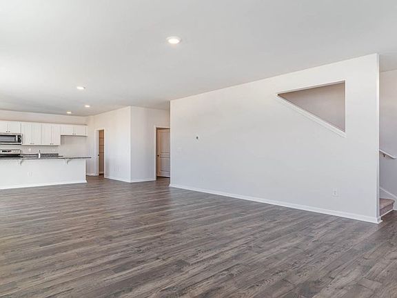 3rd image of 2075 Grovefield Dr