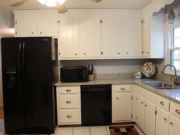 5th image of 121 Camelot Cres