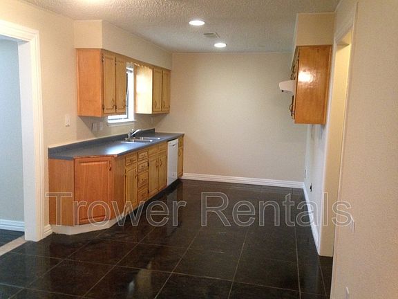 4th image of 1905 Manor Dr