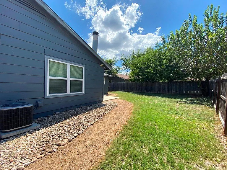 3411 Lynridge Dr #B — Photo 29