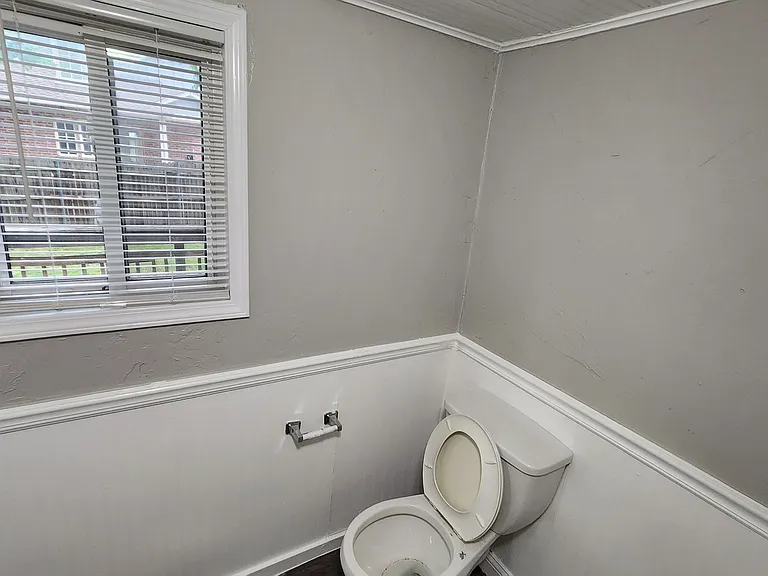 225 E Edwards St — Photo 28