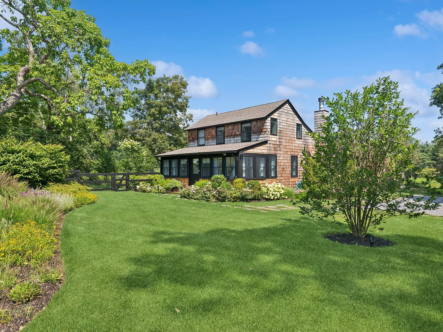 Stunning Cedar Shingle Cottage - Southampton — Photo 1