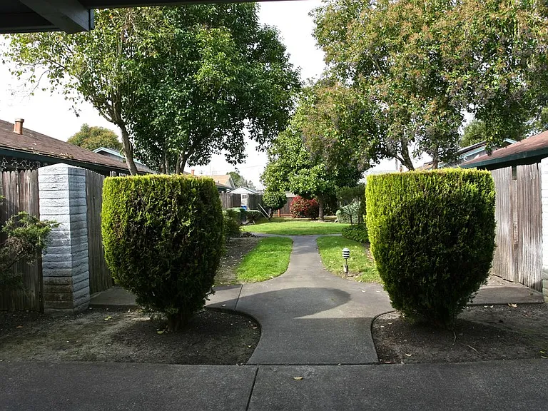 Mayette Apartments — Photo 3
