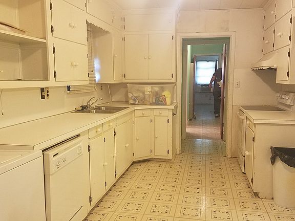 3rd image of 901 E 2nd Ave