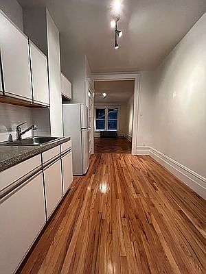 4th image of 26 W 27th St #23