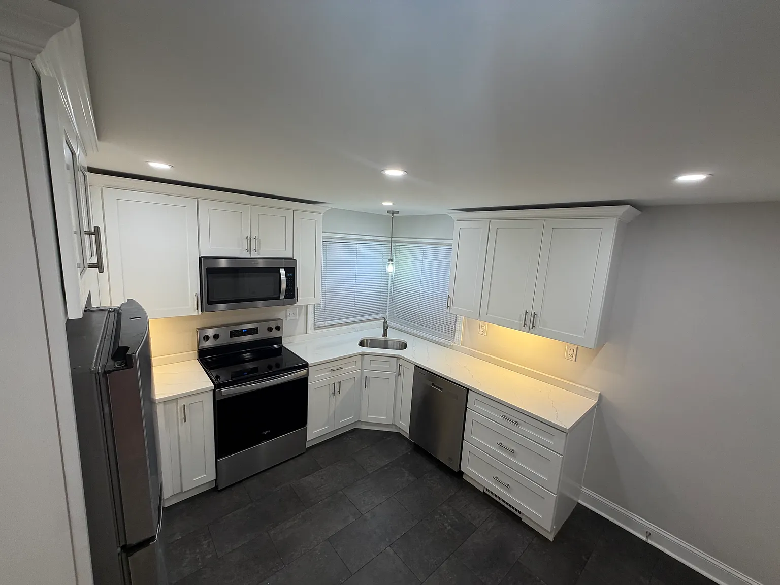 3 bed, 1015 sqft, $2,400 — Photo 2