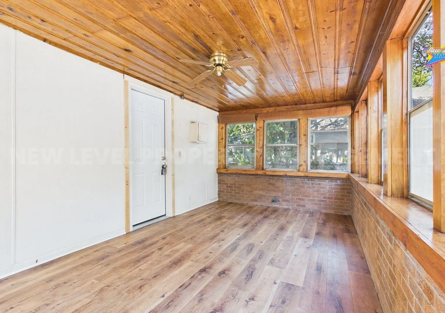 323 N Elizabeth St — Photo 2