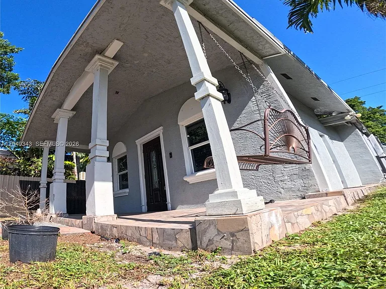 2218 N Harding St — Photo 15