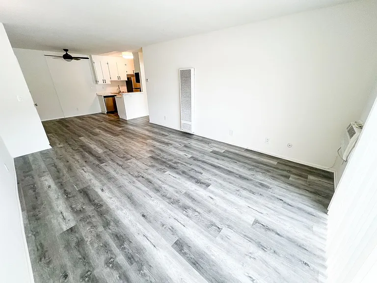 11018 Moorpark Apartments — Photo 50