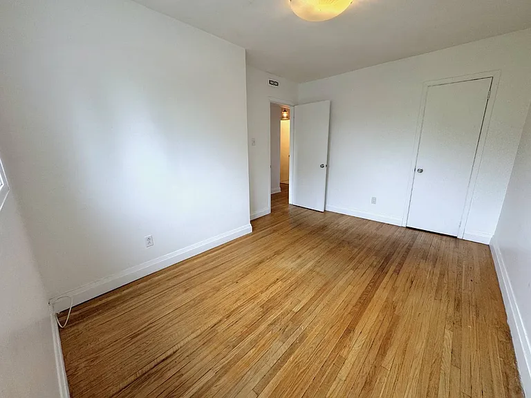 1175 Queen St E #B — Photo 18