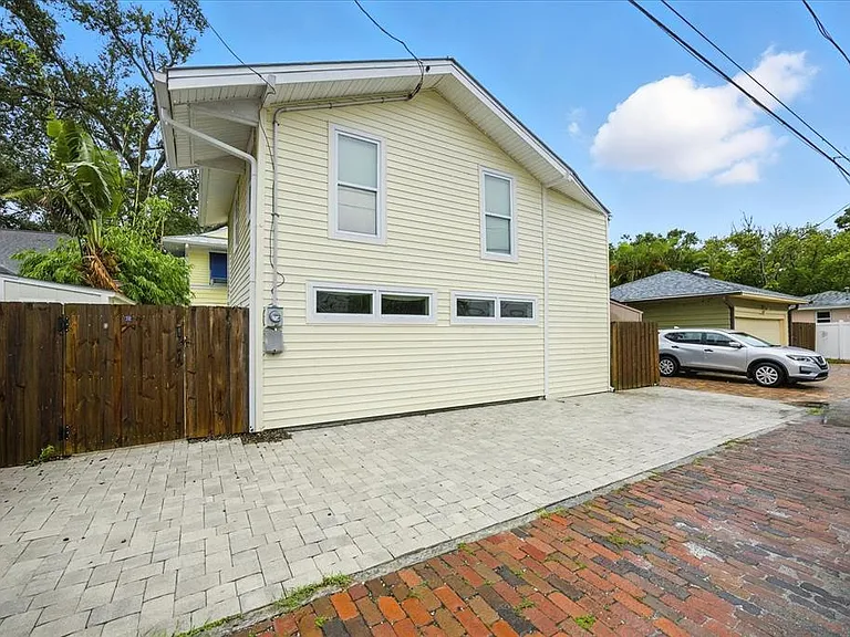 221 13th Ave NE — Photo 45