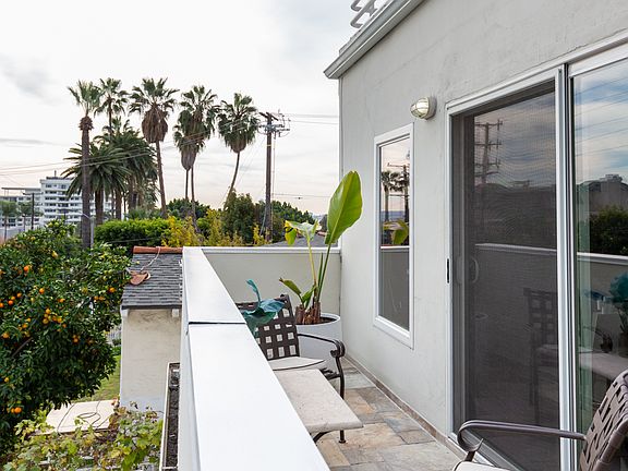 4th image of 959 N Doheny Dr APT 202