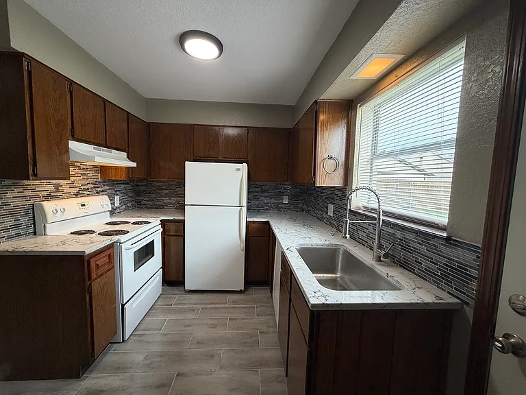 1011 Chartrand Ave — Photo 5
