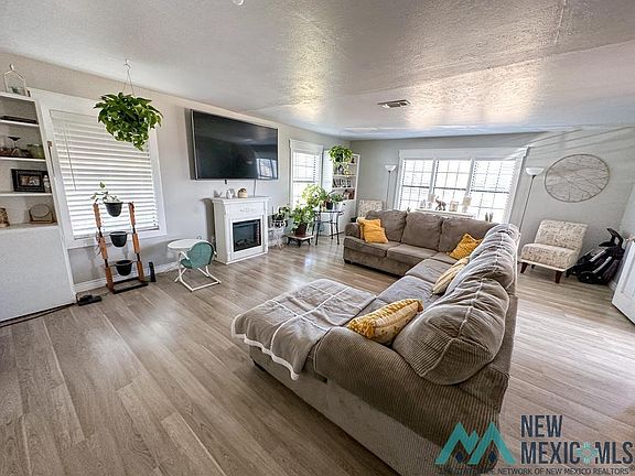 3rd image of 515 W Avenue E