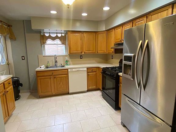 2nd image of 77 Dahlgren Pl APT 2B