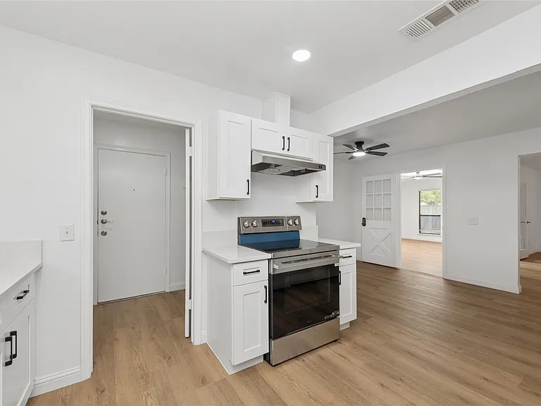 2705 Lawndale Dr — Photo 23