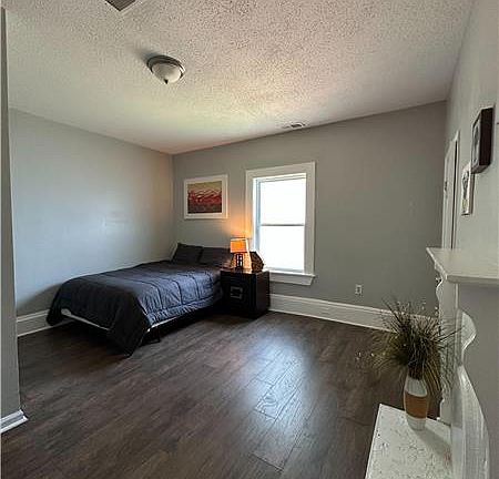3rd image of 960 Dewey St SW #4