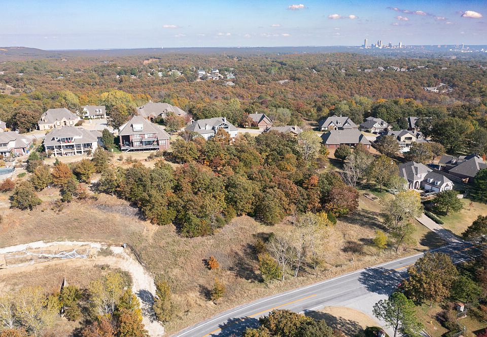 Shadow Creek Luxury Building lot in Sand Springs, Oklahoma measures 1.19 acres m/l.