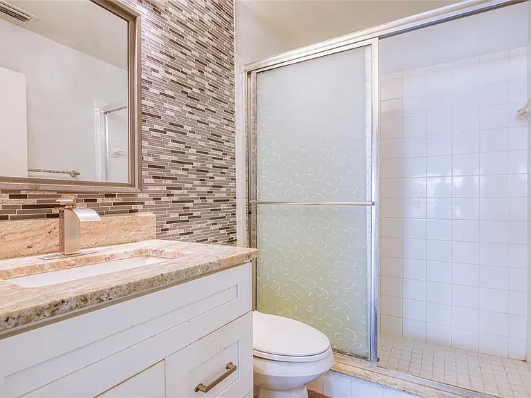 2390 Bentley Dr — Photo 32