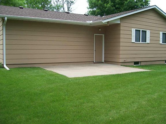 2nd image of 124 Hilltop Cir #House