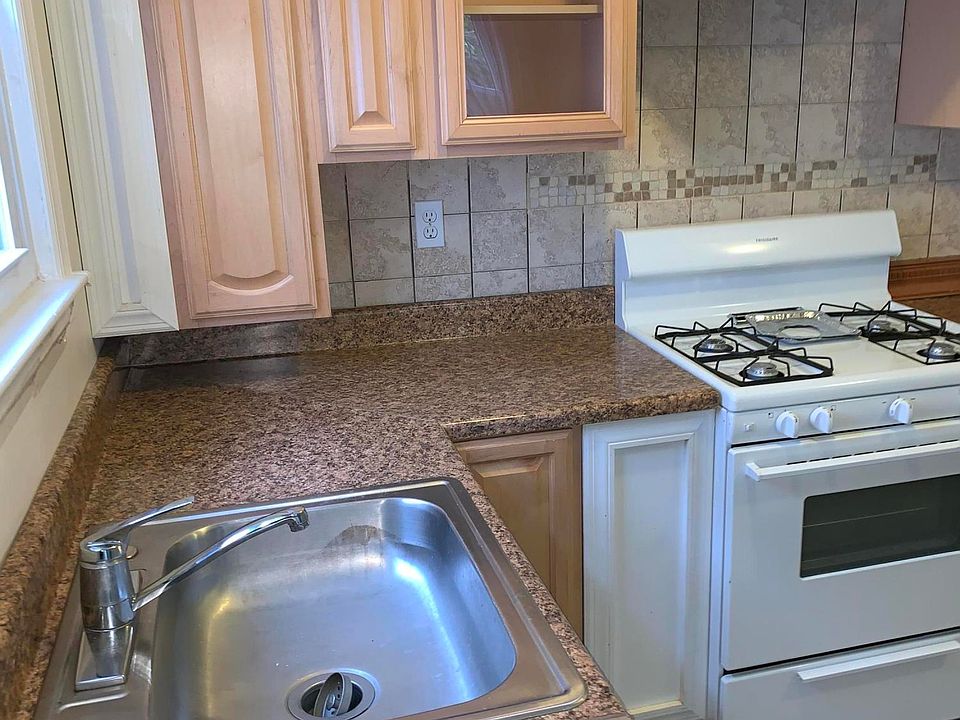 1st image of 111 Park Dr N