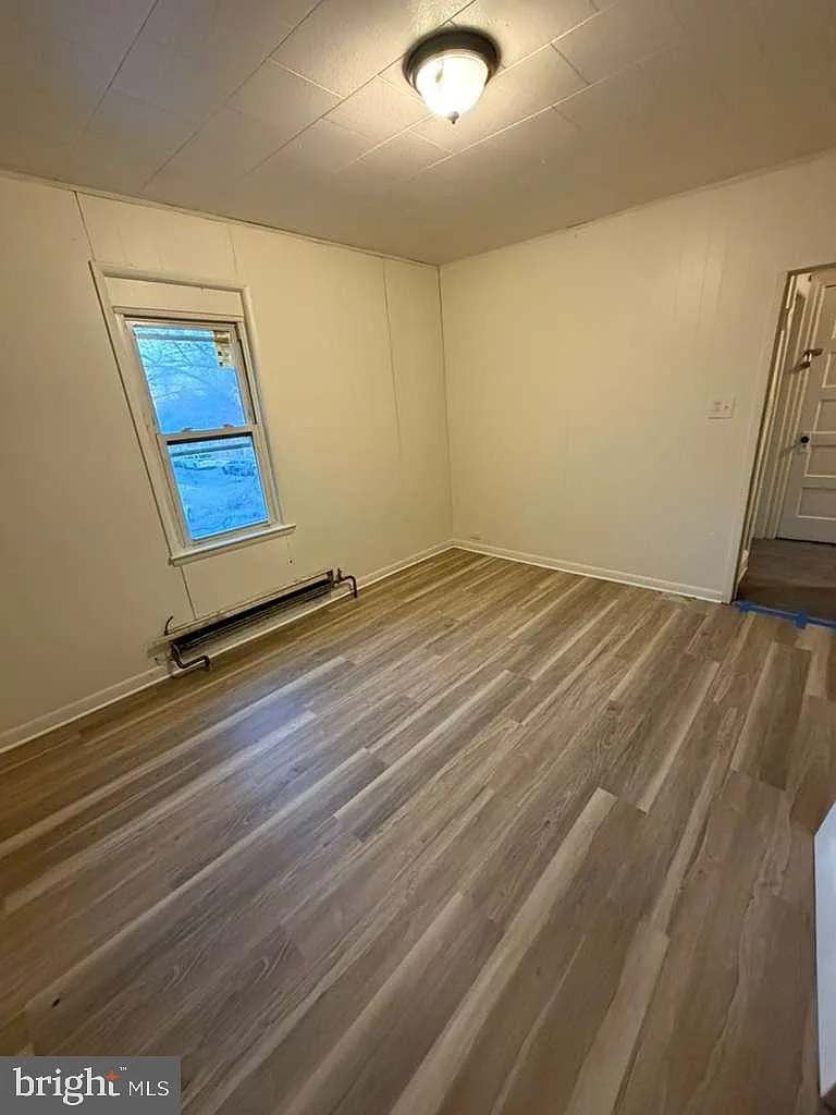2 bed, 1.0 bath, 4046 sqft, $1,600 — Photo 4