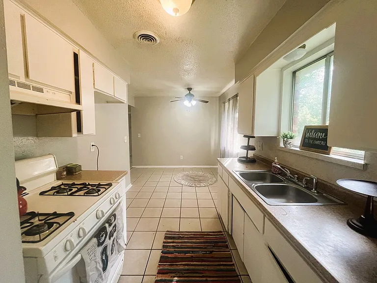 824 NW 8th St — Photo 7