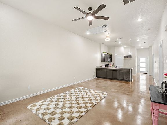 4th image of 410 W Avenue C
