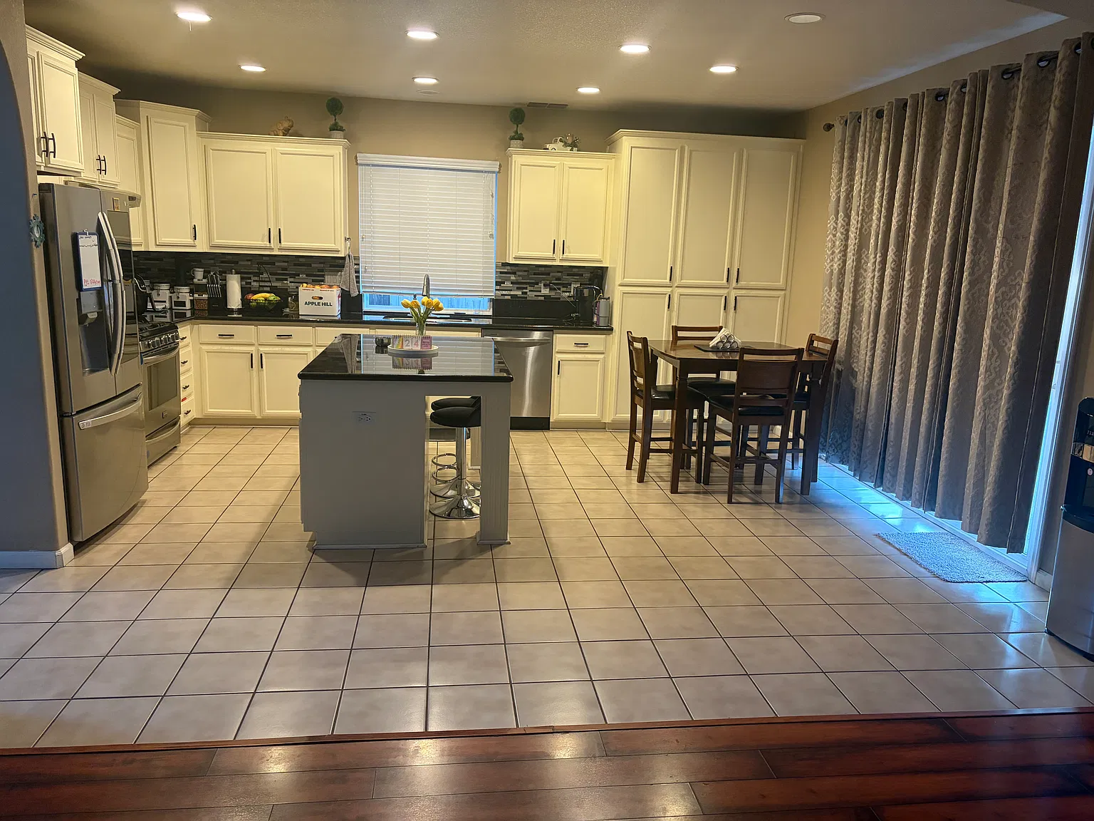 4 bed, 3018 sqft, $3,400 — Photo 2