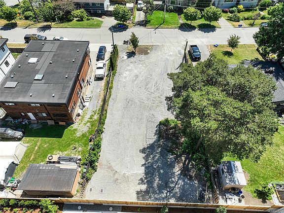 3rd image of 914 McNaughton Ave