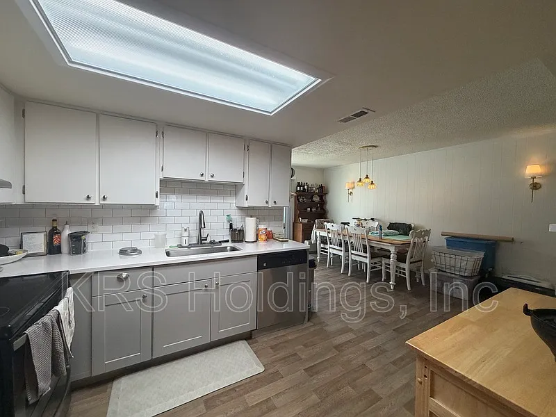 3 bed, 2.5 bath, 1554 sqft, $2,400 — Photo 3