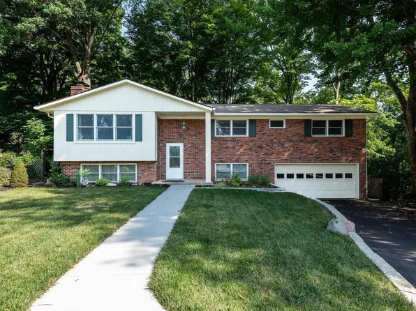 2300 S Woodbluff Ct, Bloomington, IN 47401