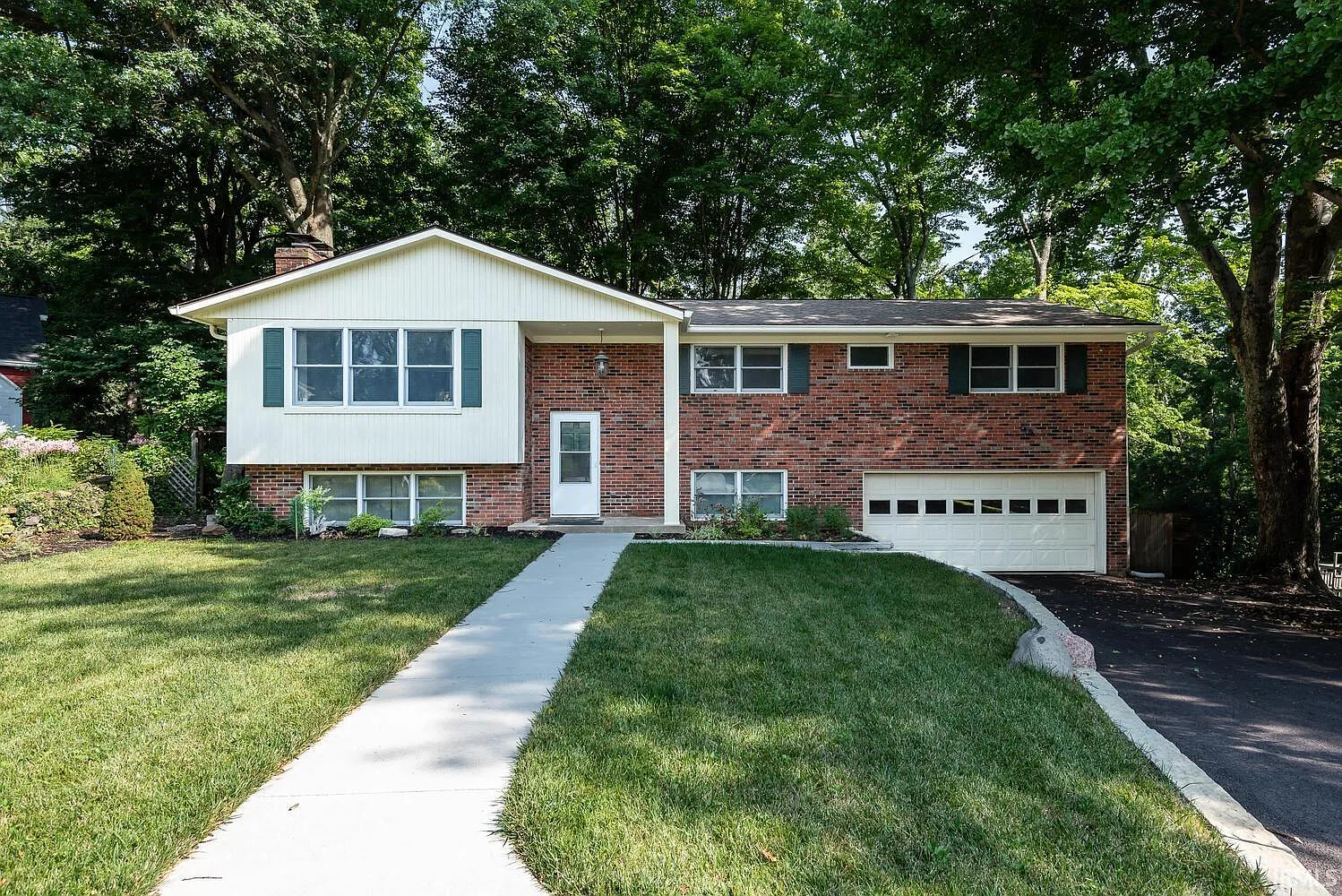 2300 S Woodbluff Ct photo 1