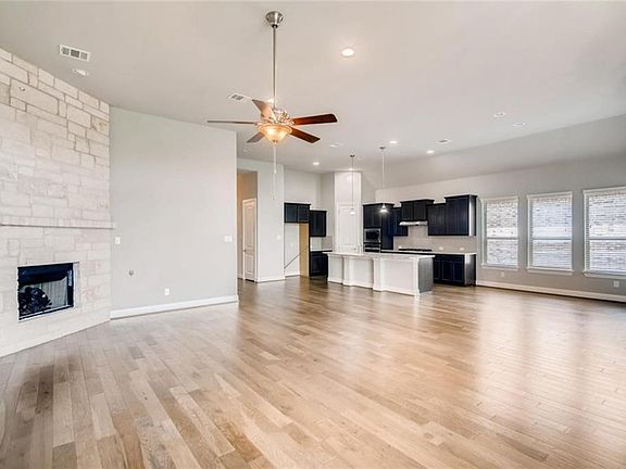 3rd image of 913 McKavitt Dr