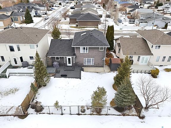 3rd image of 406 Laycoe CRESCENT