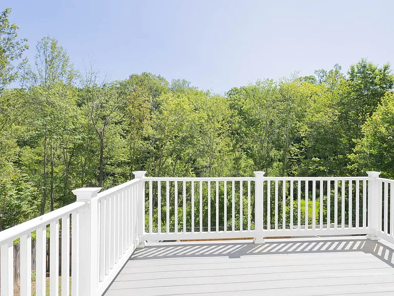 405 Lakeview Ct — Photo 32
