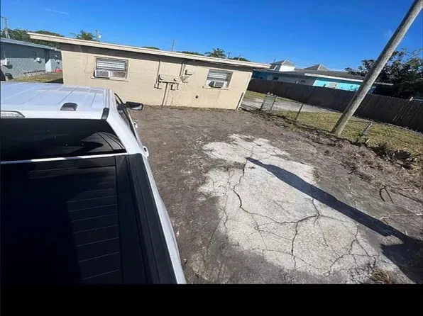 810 N 17th St APT B, Fort Pierce, FL 34950