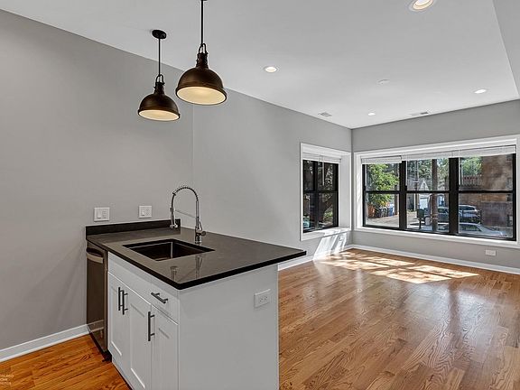 3rd image of 1348 W Bryn Mawr Ave
