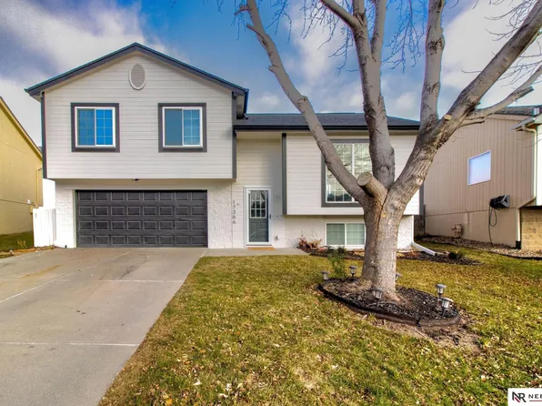 17366 Ruggles St, Omaha, NE 68116